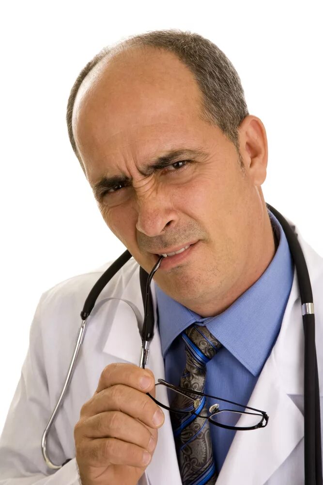 злой врач женщина. удивленный доктор. врач удивлен. врач в шоке. удивленный медик.