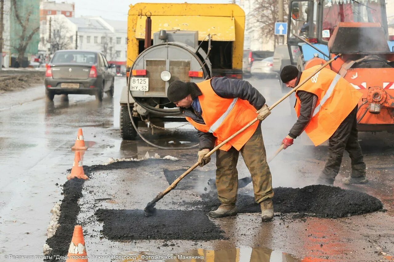 Ремонт дорог нижегородский. Ямочный ремонт. Укладывают асфальт. Асфальтирование дорог. Ямочный ремонт дорог.