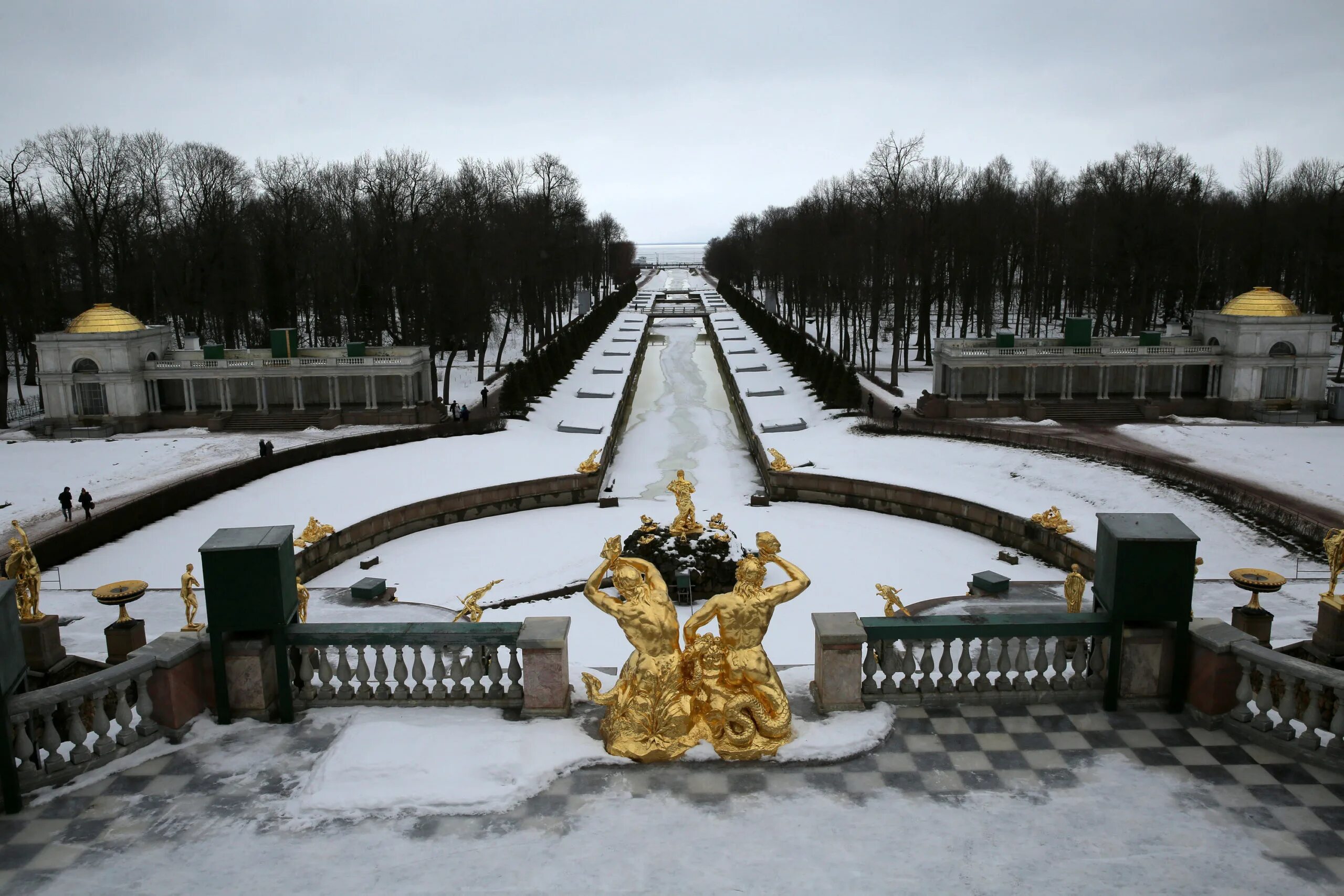 Петергоф работа 2025. Парк ораниенбаум в петергофе. петергоф 2025. петергоф фонтаны. петергоф в апреле.