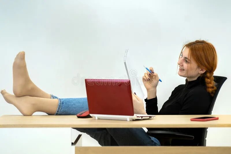 Солес феет 14 +. Кресло с вытянутыми ногами как называется. Босые ноги в офисе. Играет ножками. Клавиатура для ног.