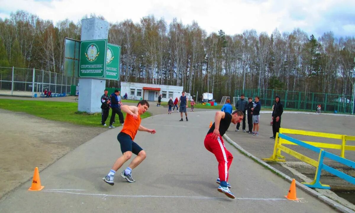 Техника бега 10 10. Челночный бег 10х10 техника. Техника бега 10 по 10 челночный бег. Челночный бег ГТО техника. Челночный бег фото.