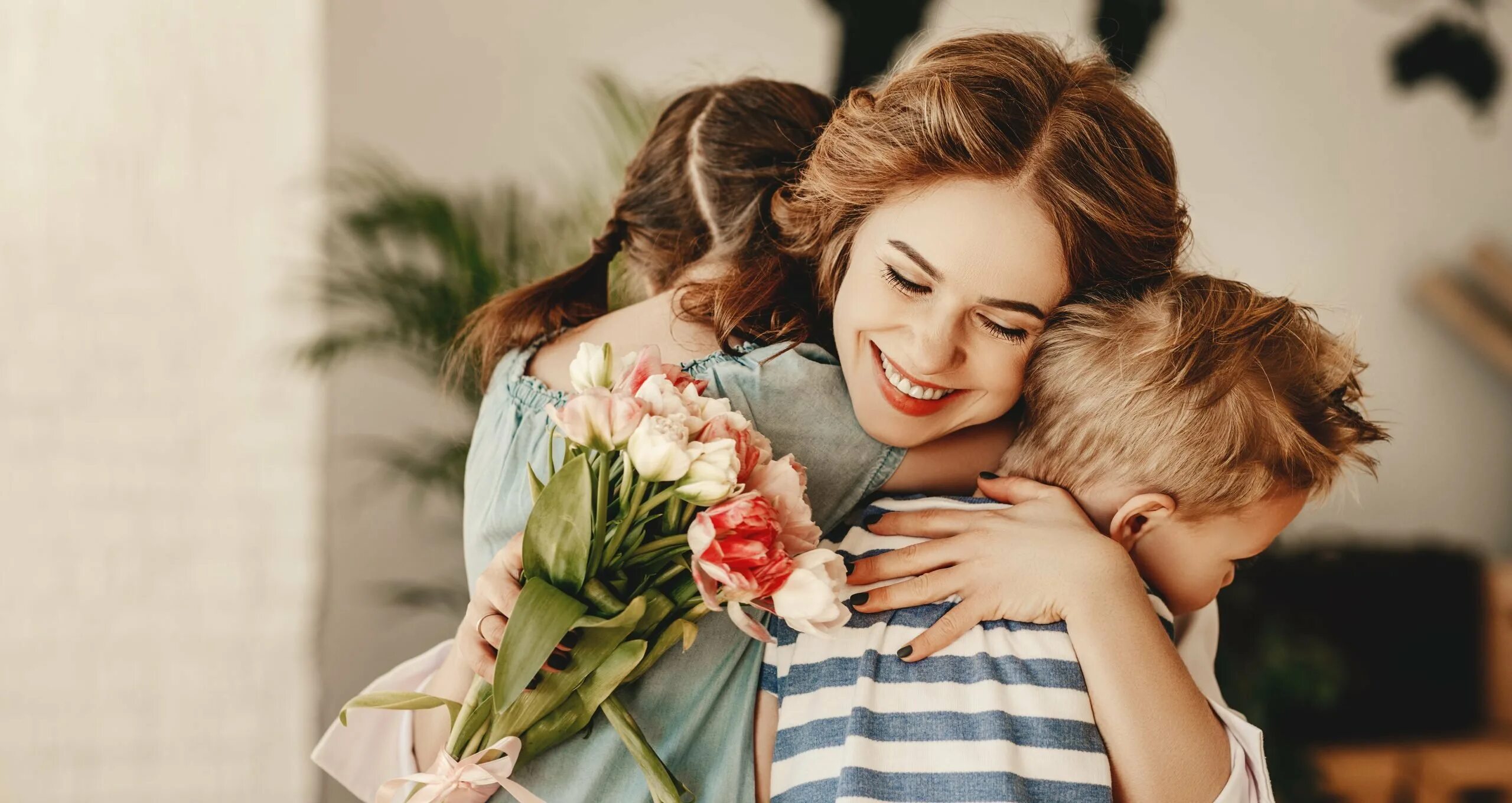 Сегодня вечером мамы. День матери в России. С днем мамы. Красивая мама с ребенком. Празднование дня матери.