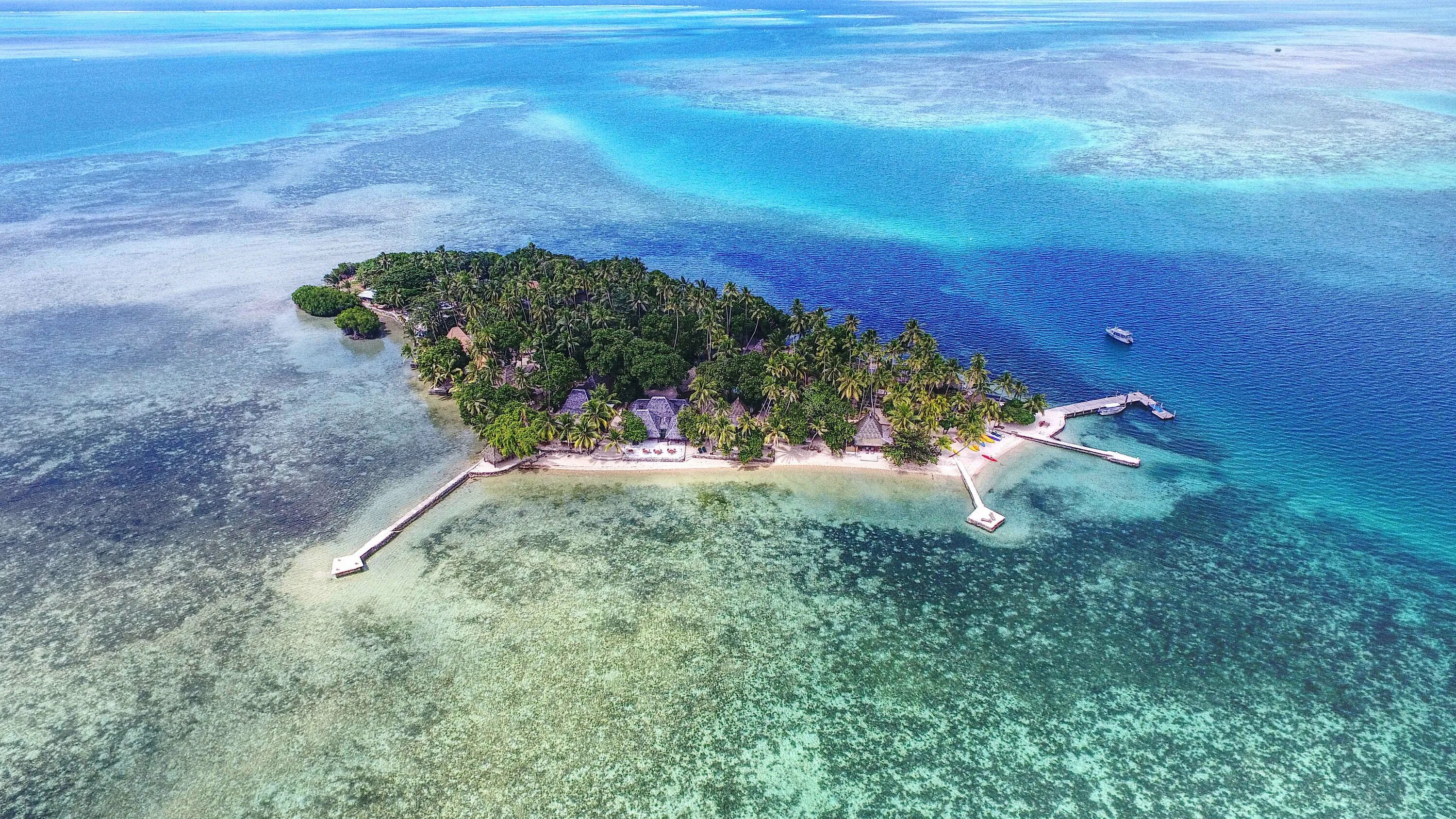 Two large islands. Вити Леву Фиджи. Остров Вити Леву. Остров Раби Фиджи. Ломаивити острова Фиджи.