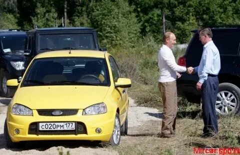 Желтая машина бьют