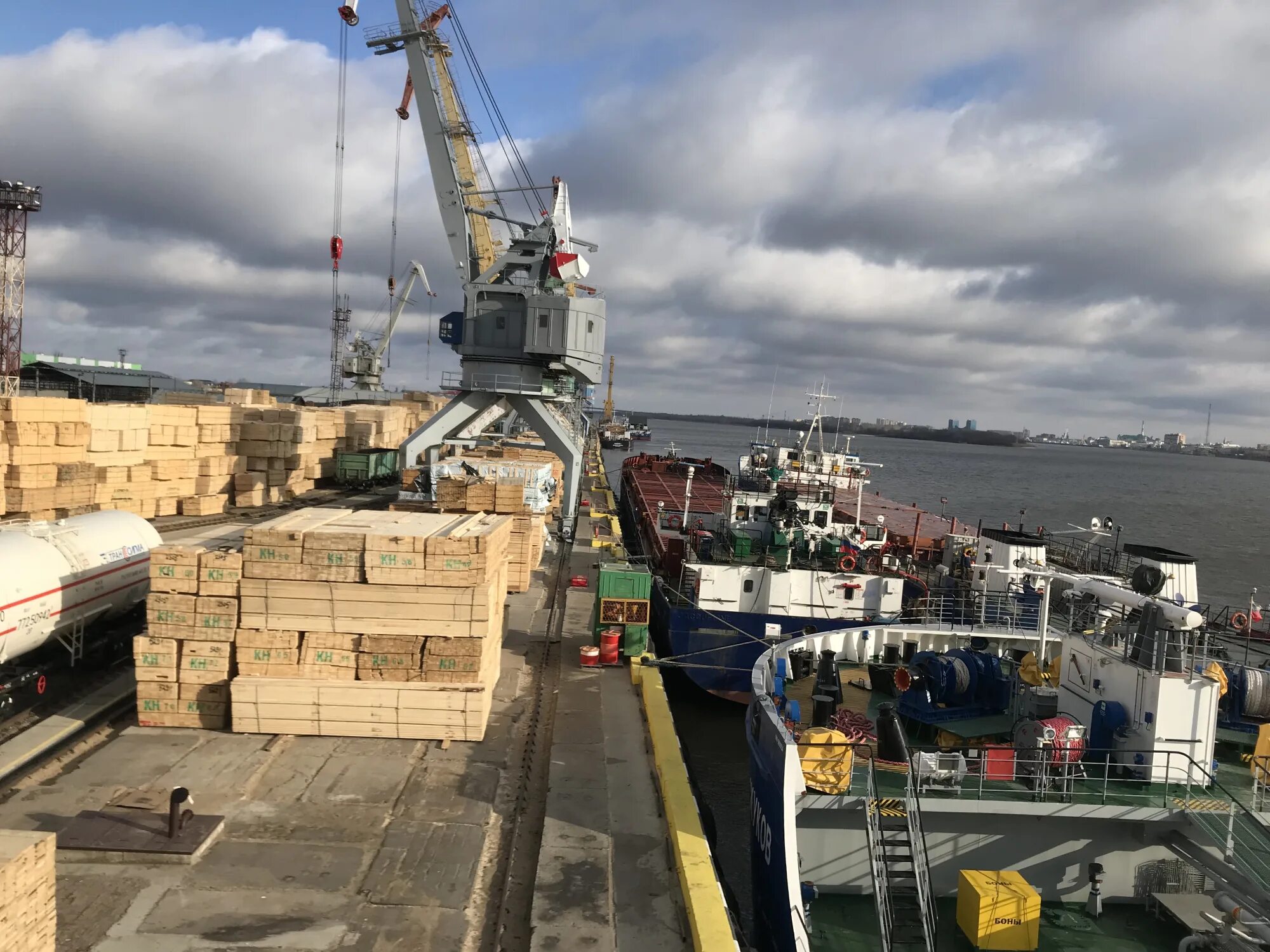 Погрузка грузов на судно. Погрузка судна. Трюм грузового судна. Погрузка в трюм судна. Погрузка на корабль.