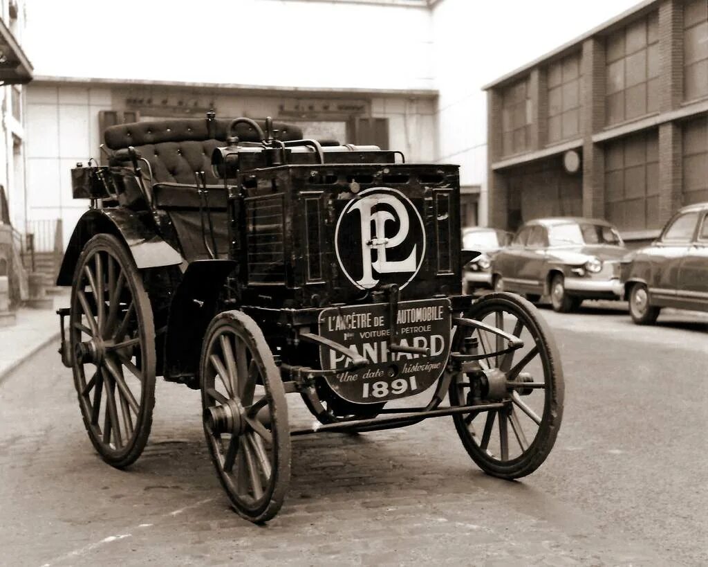 Акции первого автомобиля. Panhard et Levassor 1891 года. Панар Левассор. Первый автомобиль Панар Левассор. Автомобиль "Панар-Левассор",1895г..