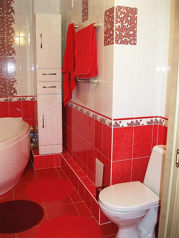 Красная плитка в ванной plitka vanny ru. Ванная с красной плиткой. Красный кафель в ванной. Красно белая ванная комната. Ванная в бело красных тонах.