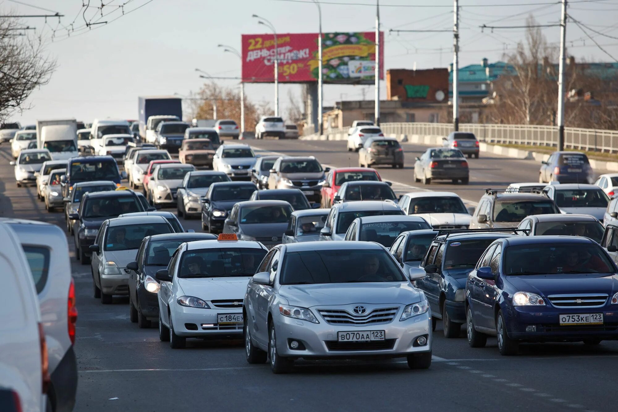 Автомобиль краснодарского. Автомобили в городе Россия. Автомобильный транспорт Краснодара. Пробки Краснодар. Пробка машин.