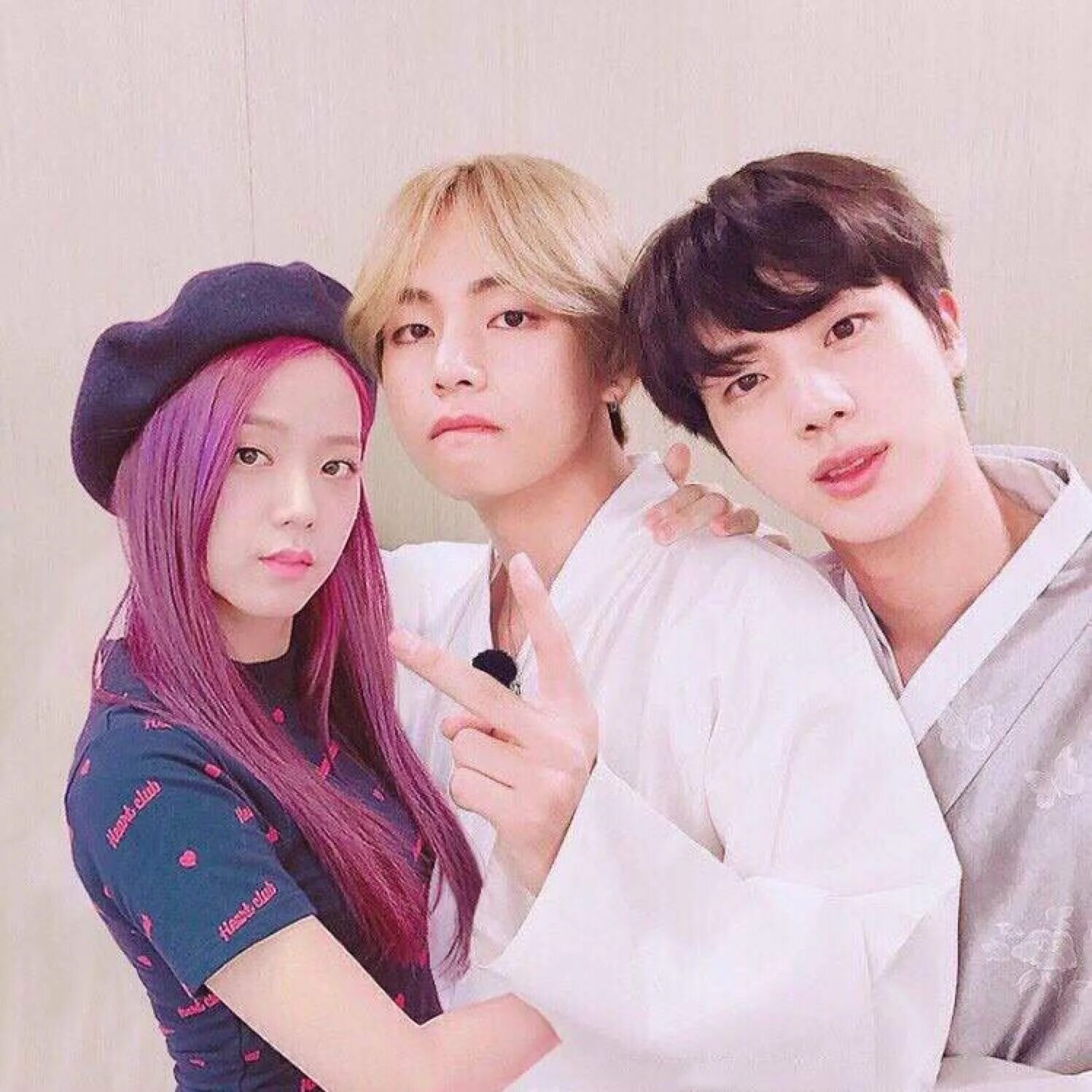 Тэхён и джису ведущие. Джису blackpink и тэхен. Jisoo и тэхен. Bts and blackpink. Джису и тэхен.