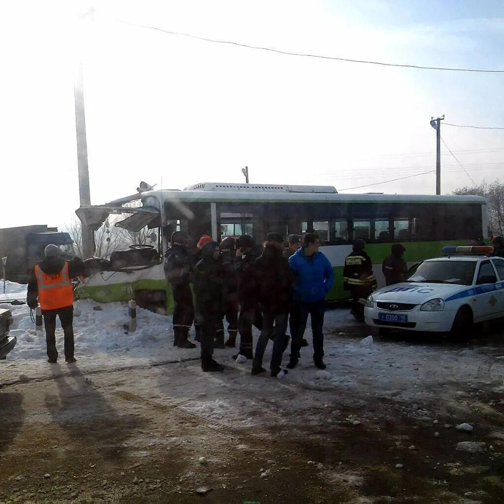 Завьялово ижевск автобусы 321. Разбился автобус Ижевск. Сломанные автобусы Ижевска. ДТП 11 декабря в Завьяловском районе.