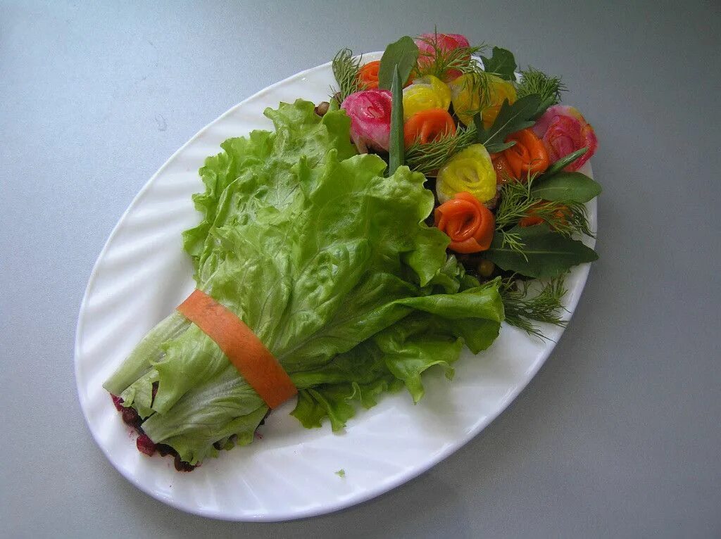 Овощи из листьев. Украшение овощных салатов. Листья салата украсить. Украшение салатов овощами. Украшение из листьев салата.