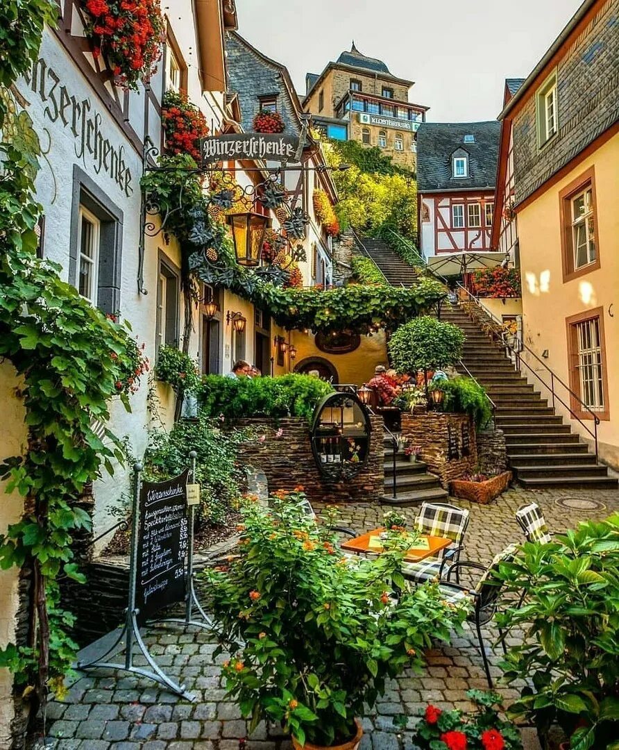 Самые красивые старые города. Байльштайн Beilstein Германия. Байльштайн Пфальц Германия. Мощеные улочки Европы. Германия Бавария улочки.