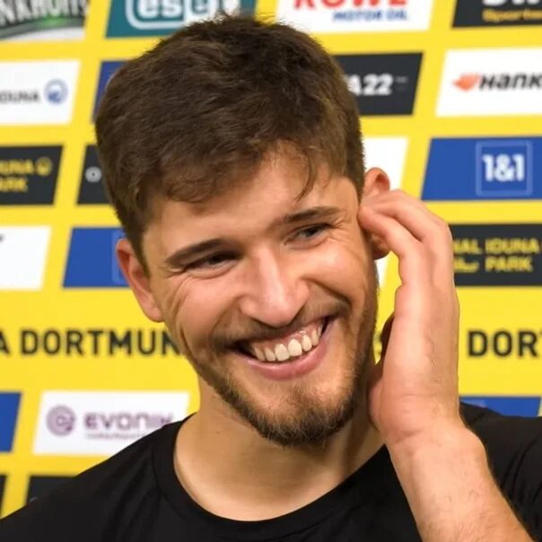 Gregor kobel borussia. Кобел вратарь. Эллисон хогг. Грегор кобель. Грегор кобель.