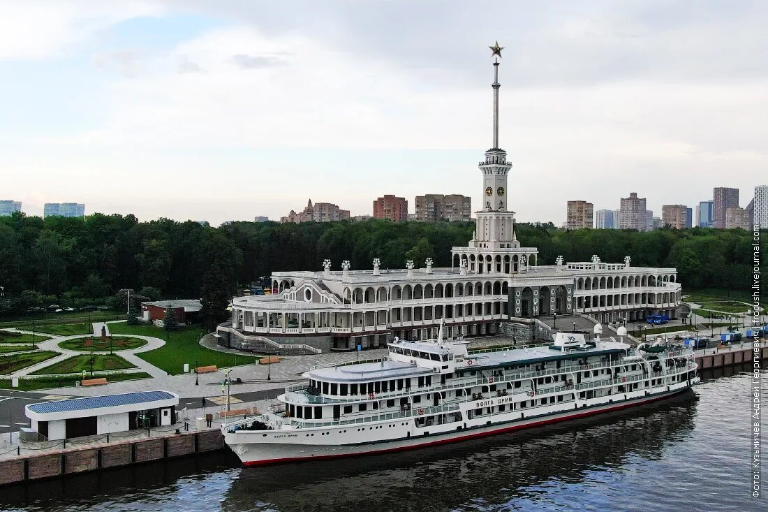 теплоход в стоячей воде. теплоход "билайнер" (северный речной вокзал, причал № 1). теплоход в стоячей воде. теплоход золотое кольцо проекта пкс180. теплоход в стоячей воде.