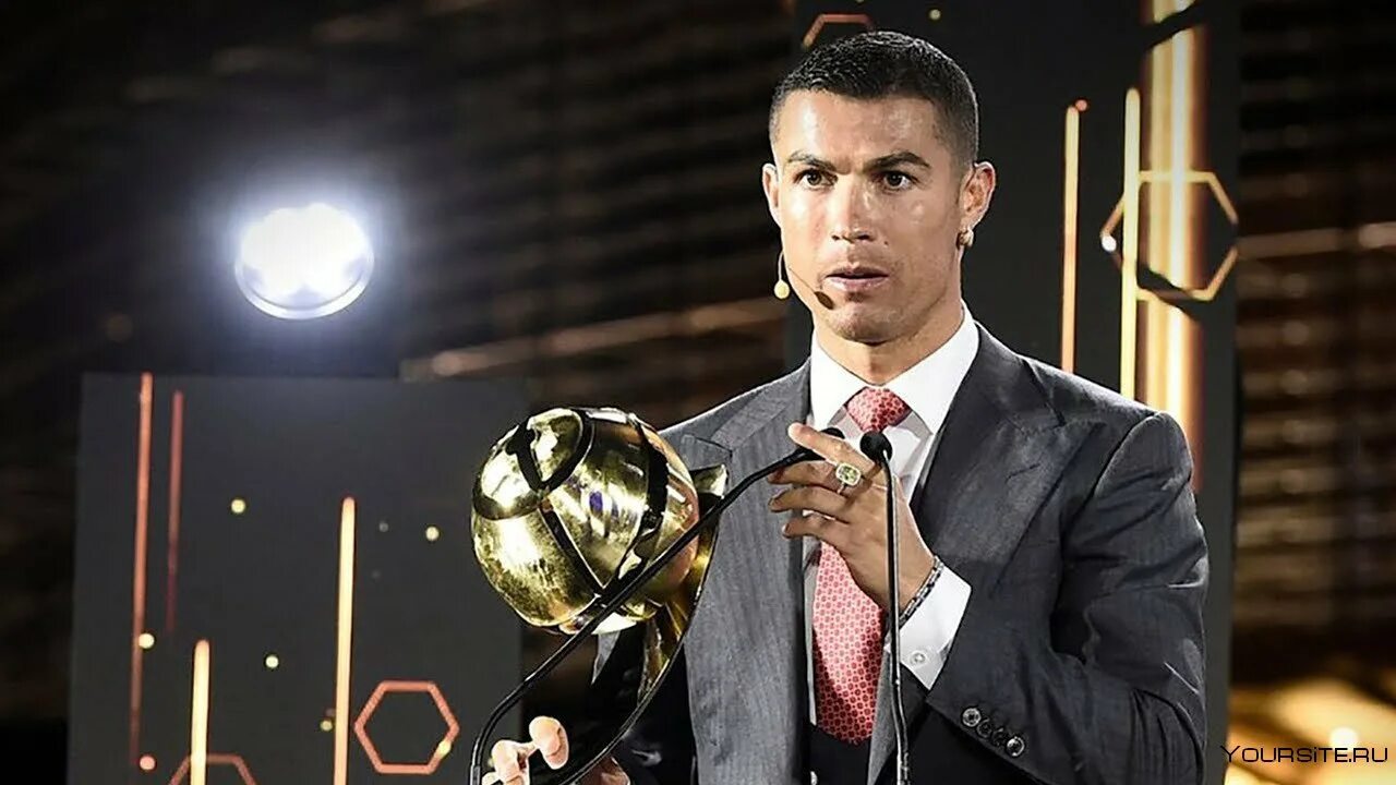 Игрок с максимальным талантом 17. Криштиану Роналду золотой мяч 2020. Globe Soccer Awards Роналду. Роналду игрок 21 века. Награды Роналдо Кристиано Роналдо.