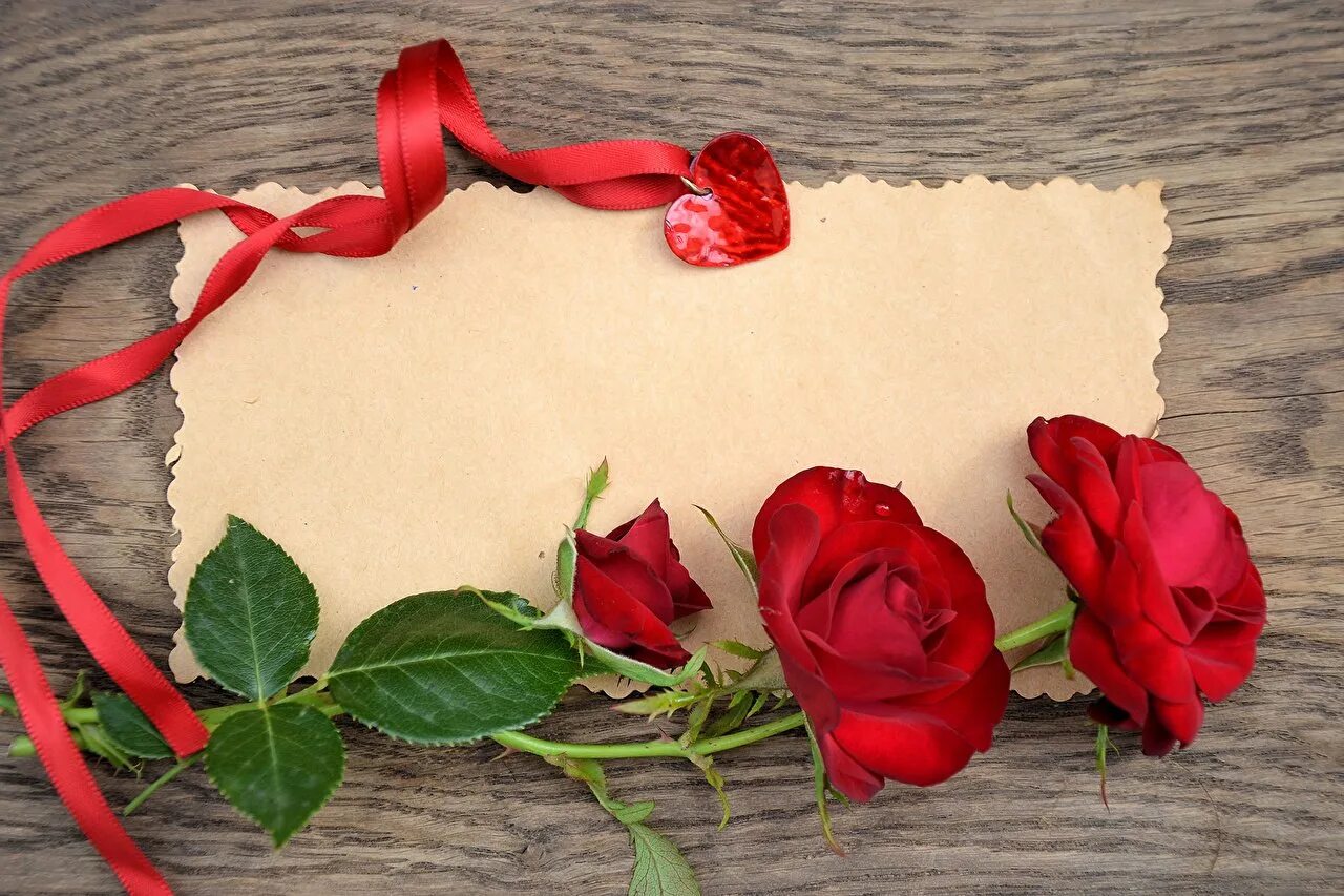 Поздравить любовь с юбилеем. Поздравительные открытки цветы. Розы фон для открытки. День Святого Валентина розы. Фон с днем рождения розы.