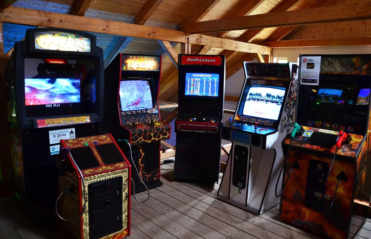 Игровые автоматы топ. Игровые автоматы. Старинные игровые автоматы. Игровой зал с игровыми автоматами. Старый аркадный автомат.