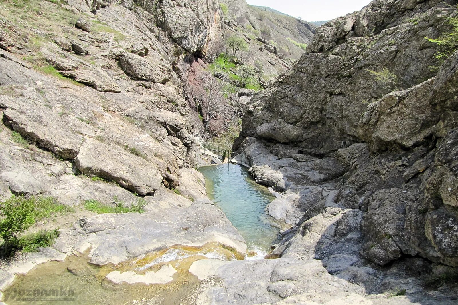 Арпатские водопады. Зеленогорье Арпатские водопады. Река Арпат Крым. Арпатские каскады Крым. Каньон Арпат Крым.