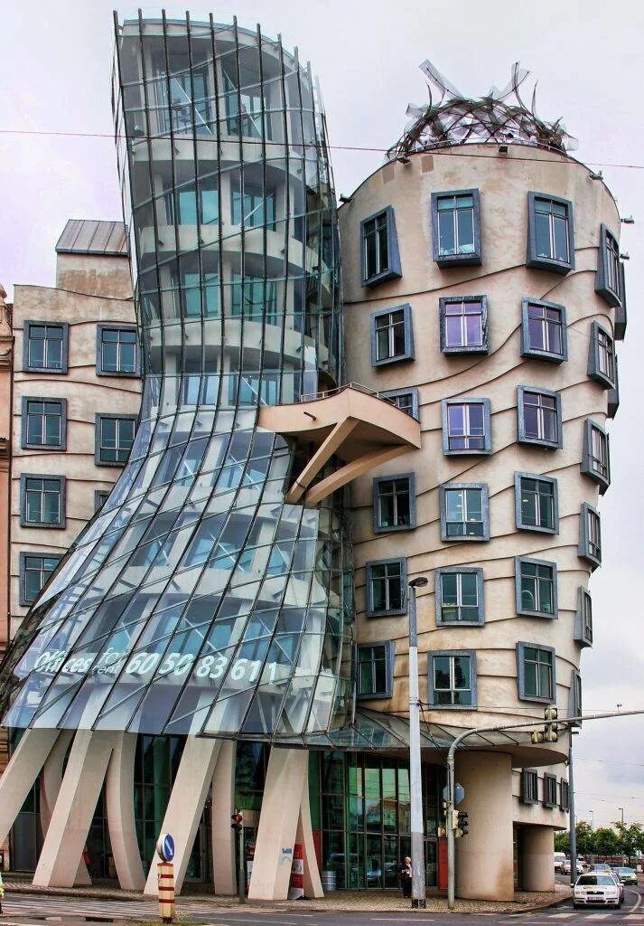 Необычный дом здание. Танцующий дом в праге. кривой дом в праге. кривое здание в праге. башня гери, германия.