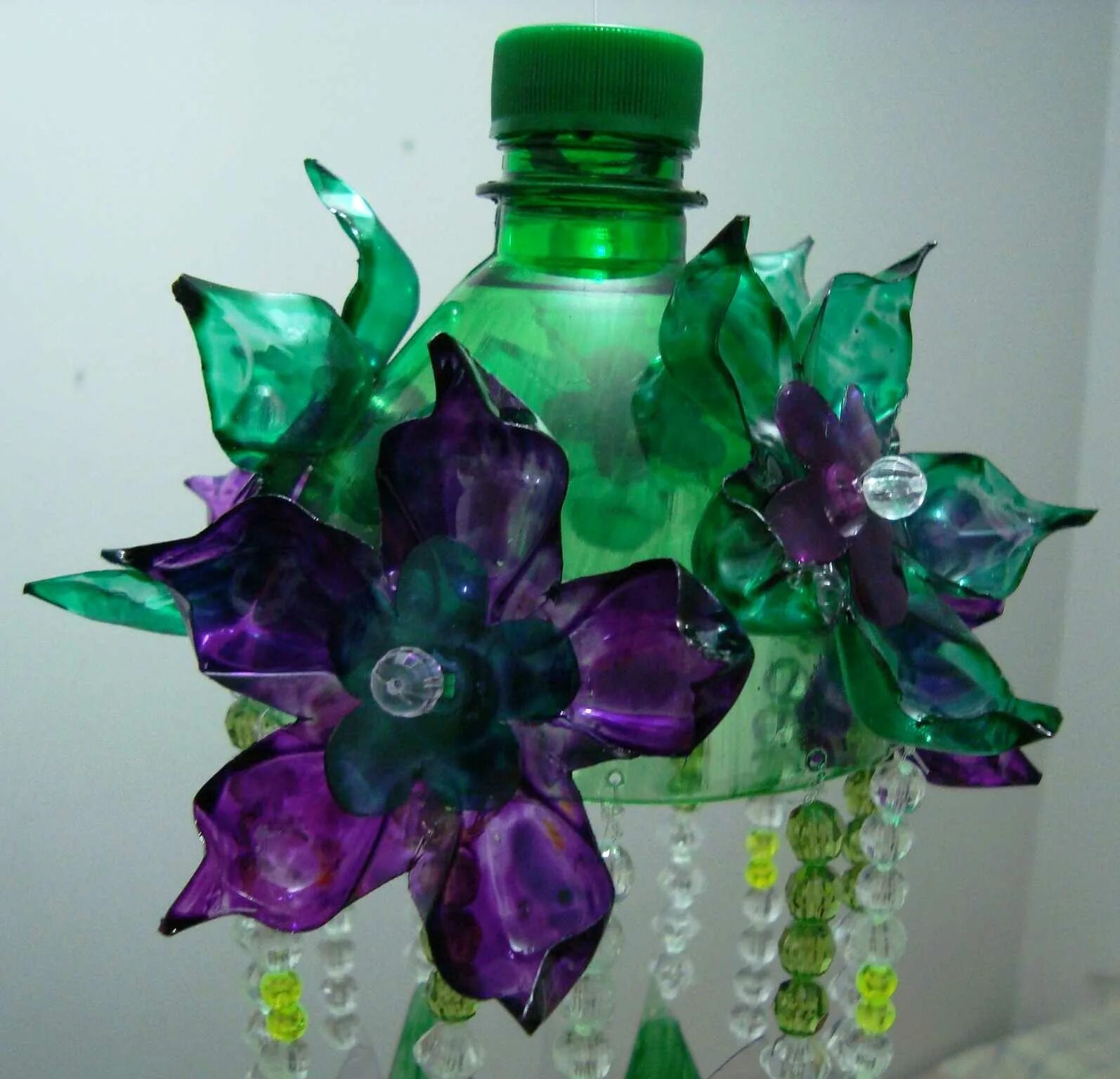 Цветы из 5 литровой бутылки. Поделки из бутылок. Поделка из пластиковой бутылки. Поддела из пластиковой бутылки. Цветы из пластиковых бутылок.