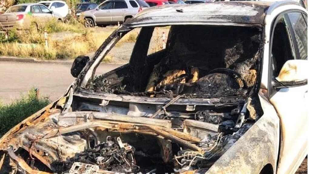Фотографирование сгоревшего авто. Обгоревшее тело в машине. Looking сгорел