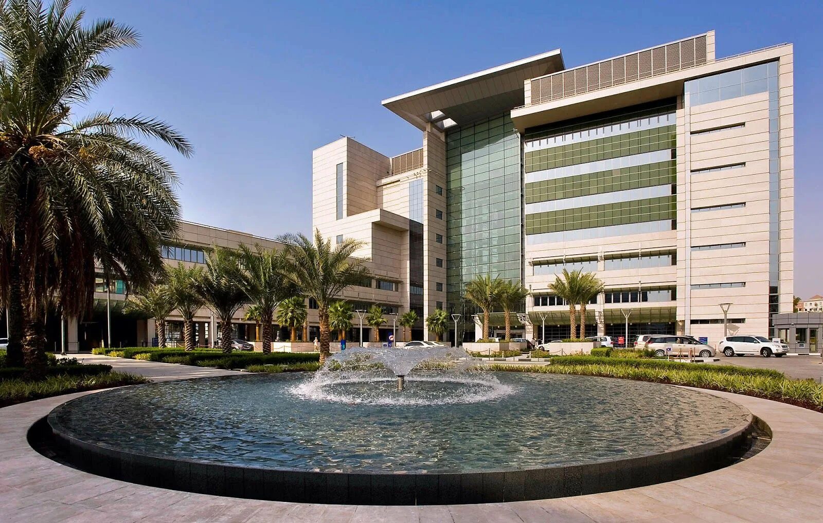 Америка госпиталь. Больница в Дубае. Клиника Дубай. Dubai Hospital American Hospital. Baraha Hospital Дубай.