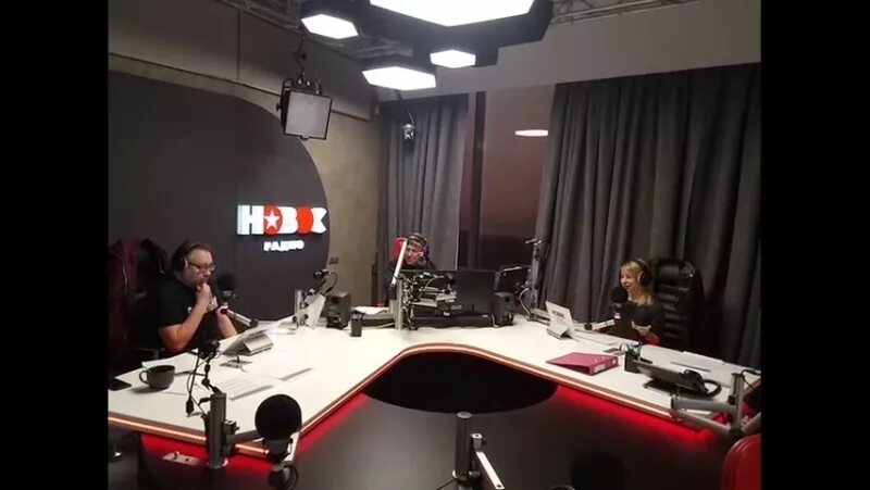 Включи радио студия 2. Стол для радиостудии. новое радио студия. круглый стол для радиостудии. офис новое радио.