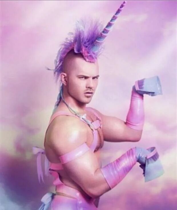 Зубная фея скала джонсон. Мужчина в розовом. Парень в розовом платье. В сиреневом саду парень. Мужик в платье феи.