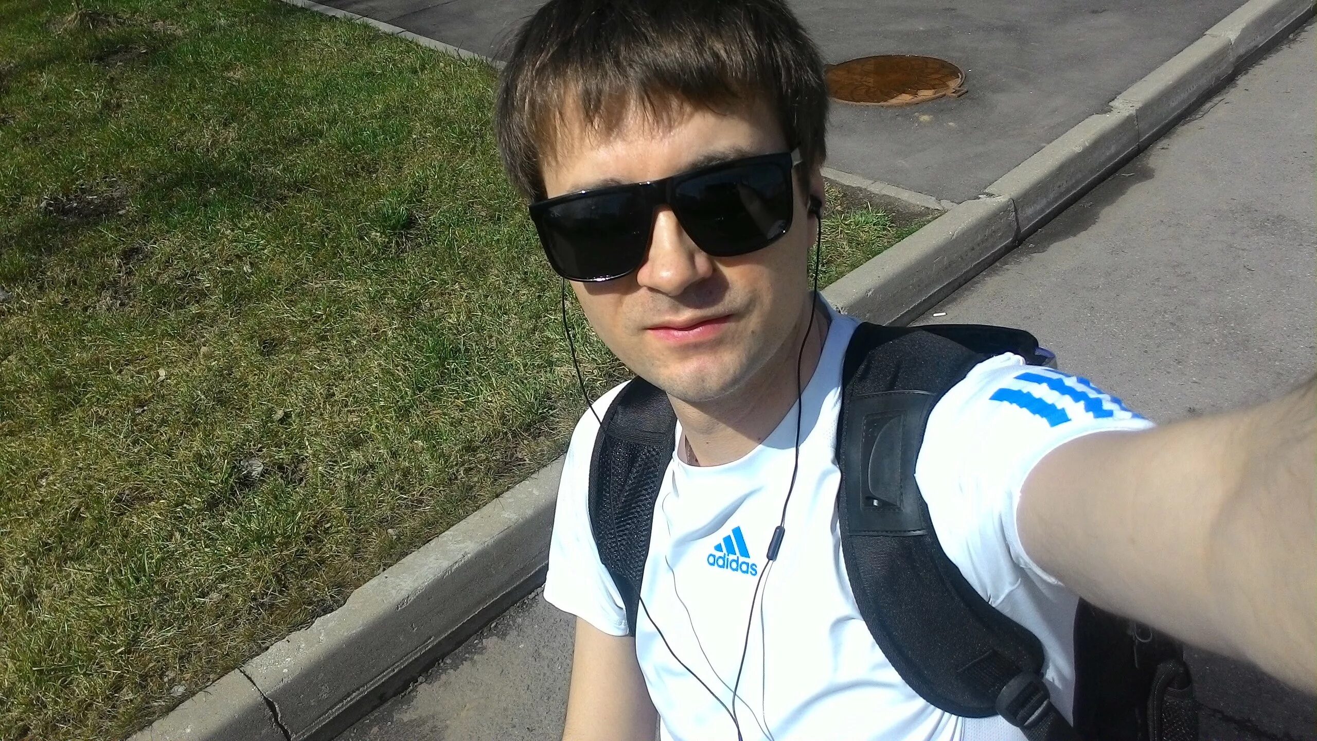 Селфи обычного парня. Мужчина в черных очках. Журов илья владимирович. Парень в очках селфи. Парень в очках домашнее.