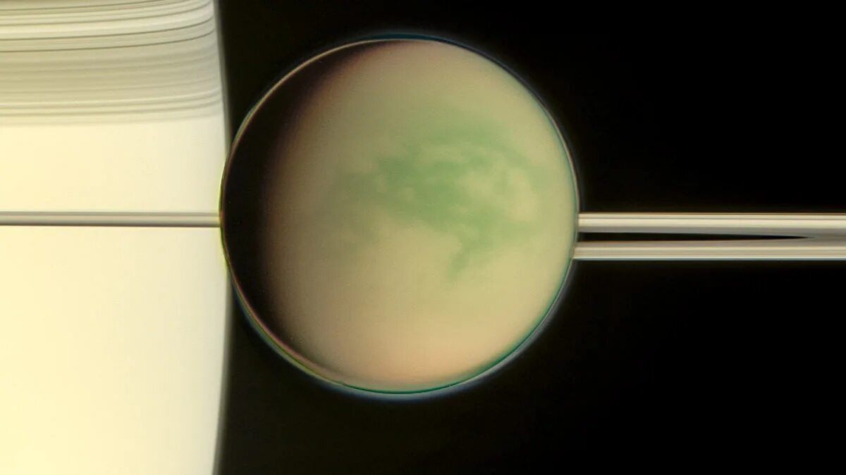 Спутник плотной атмосферой. Титан Спутник Сатурна Гюйгенс. Кассини Гюйгенс снимки Сатурна. Атмосфера Сатурна Cassini. Атмосфера титана спутника Сатурна.