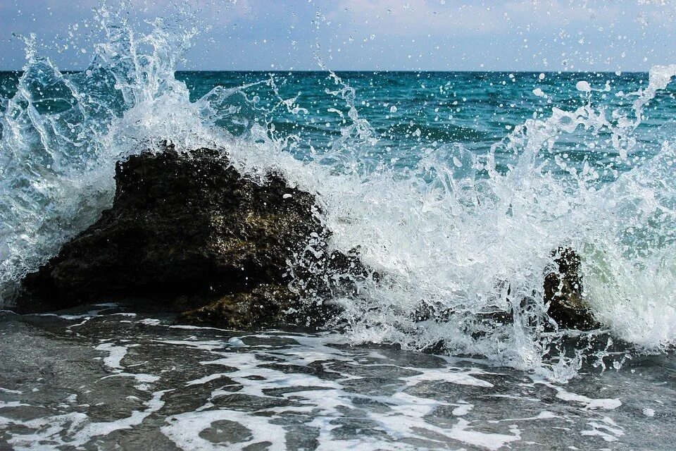 Качает после моря как на волнах. Бурлящая вода. море, волны. бурлящее море. бурлящие волны моря.