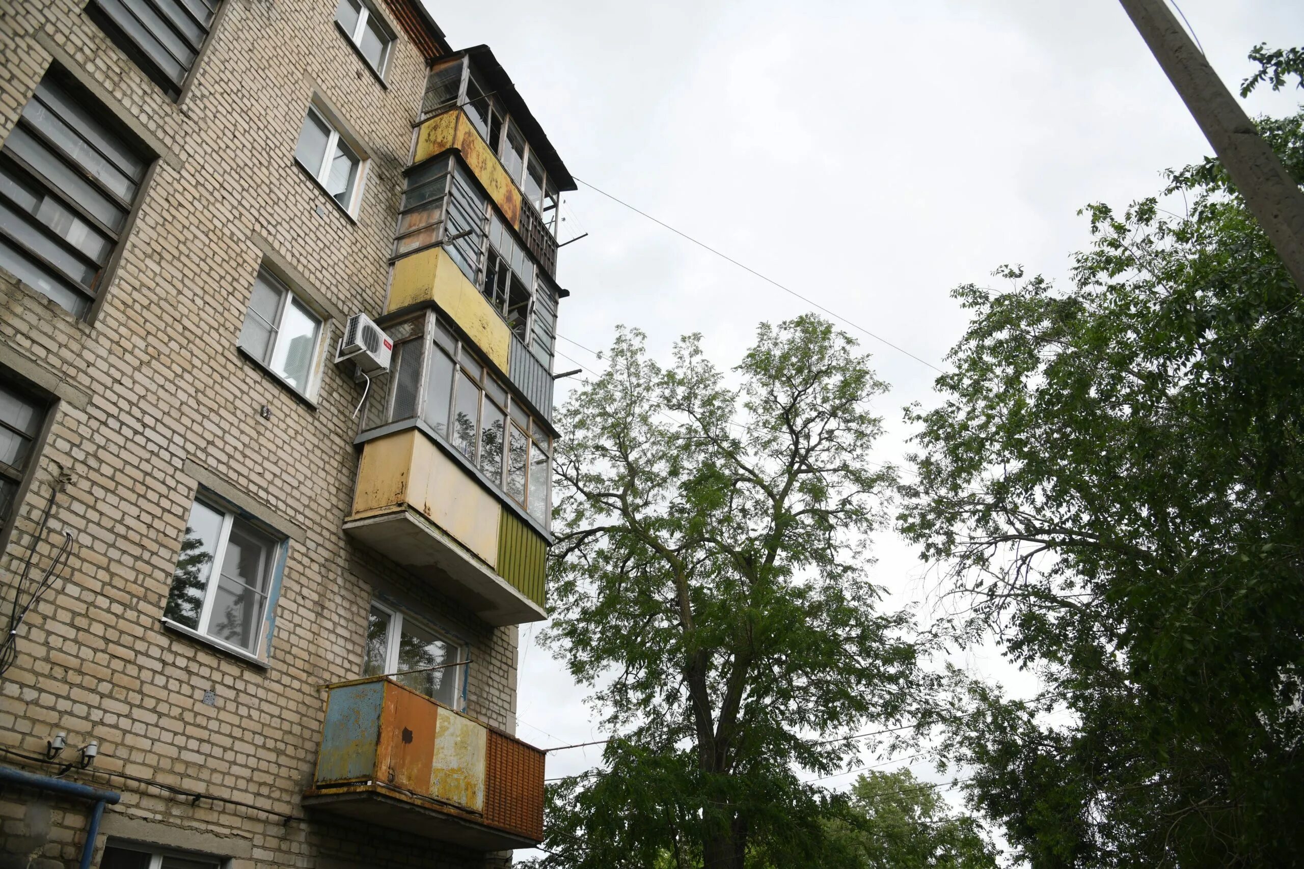 Мать волгоград из окна. Младенец падает с 7 этажа. Ребенок выпал из окна волгоград. Фото с 16 этажа. Девочка выпала с 4 этажа.