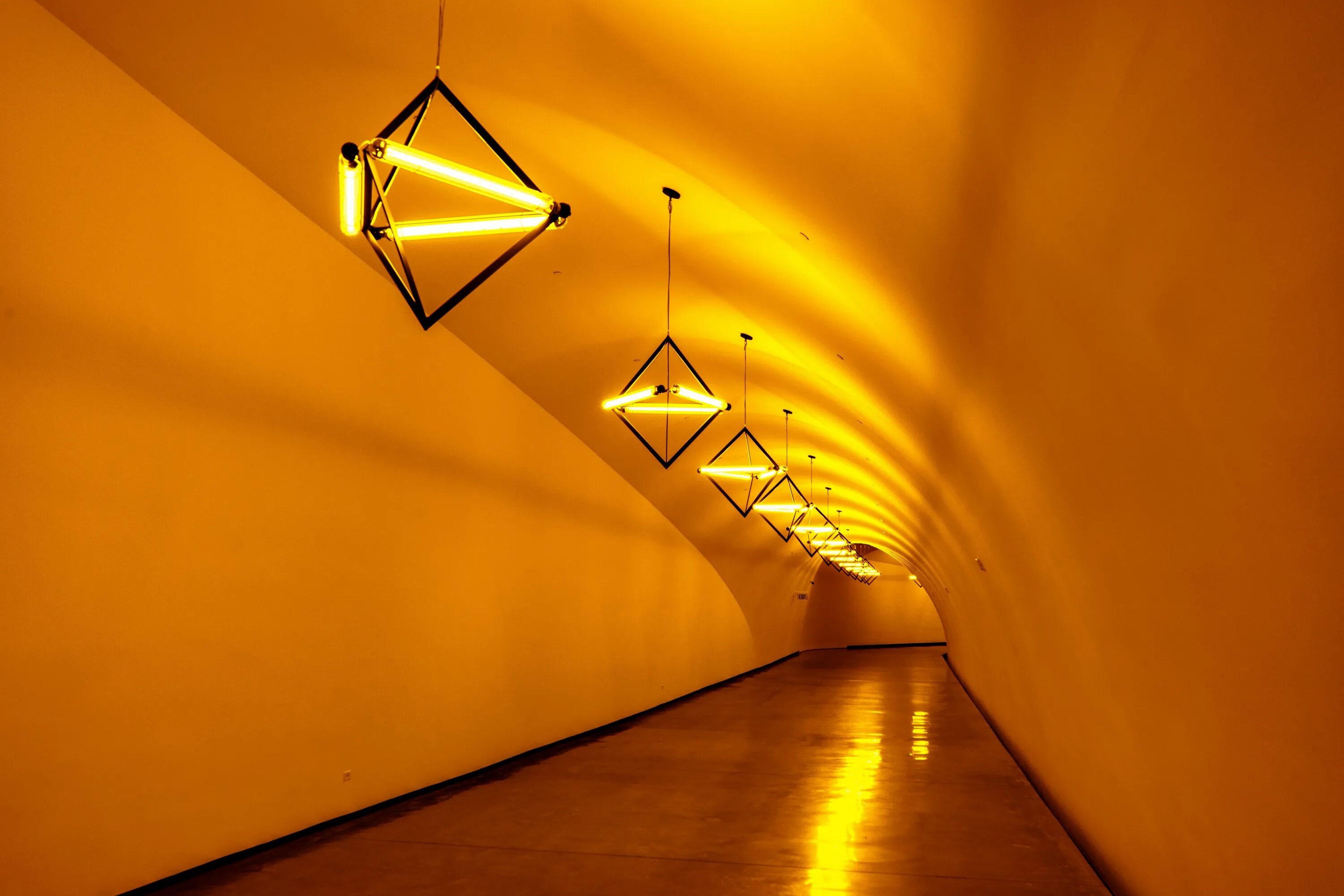 Включи свет разный. Лампы в тоннеле. Желтое освещение. Светильник туннель. Желтая лампа.