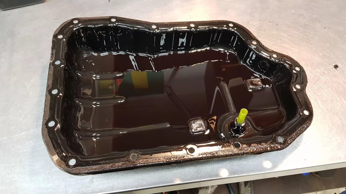 Моторное масло на песке. Поддон двигателя змз 402 уаз. Стружка в поддоне двигателя камаз 6520. Инфинити г 25 бронзовая стружка в поддоне. Масляный поддон двигателя к-740.