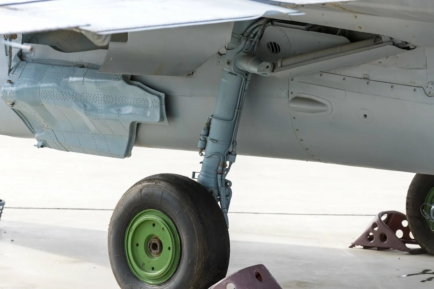 См шасси. Шасси самолета су 27. Boeing 777-300er шасси. Су-33 шасси. Стойки шасси су 27.