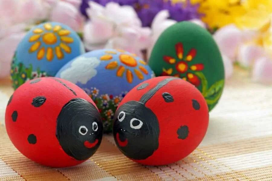 Какие поделки можно сделать из яиц. Украшение яиц. украшение пасхальных яиц. украшение яиц на пасху. поделки из яиц.