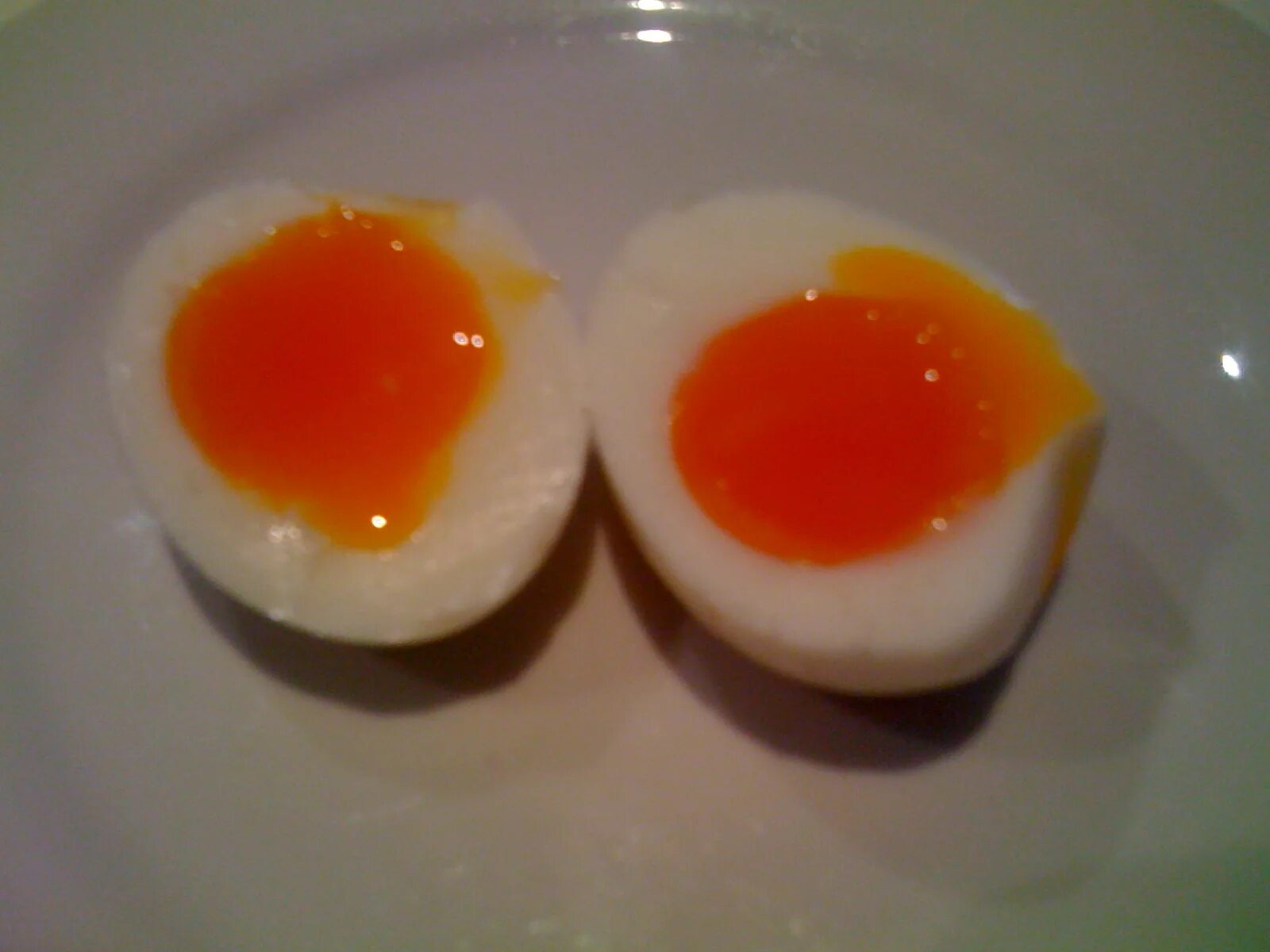 Желток яйца. Оранжевый желток. Цвет желтка домашних яиц. Оранжевое яйцо. Плотное яичко