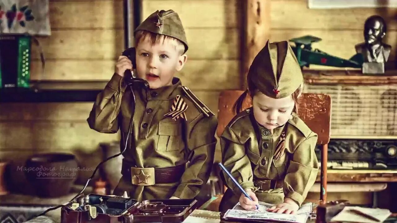 Мальчишка солдат песня слушать. Мальчик солдат. Мальчишки воины. Мальчишки солдаты.