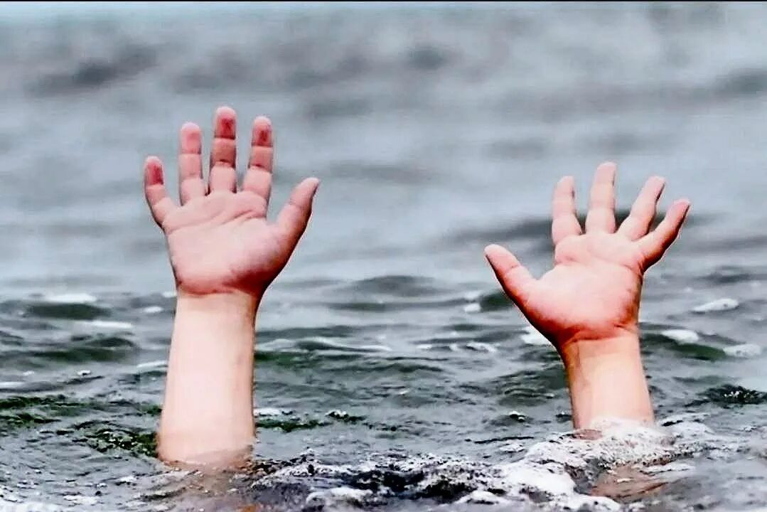 Ребенок утонул в воде. Ребенок тонет.