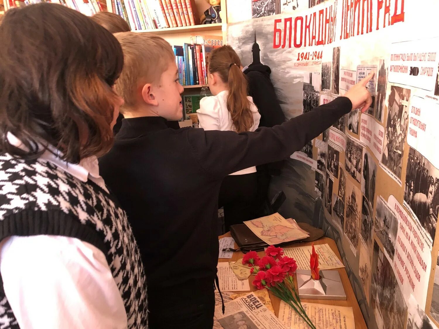Акция блокадный хлеб. Библиотеки в блокадном ленинграде. Блокадный хлеб мероприятия в школе. Акция блокадный хлеб выставка. Детское мероприятие о блокаде.