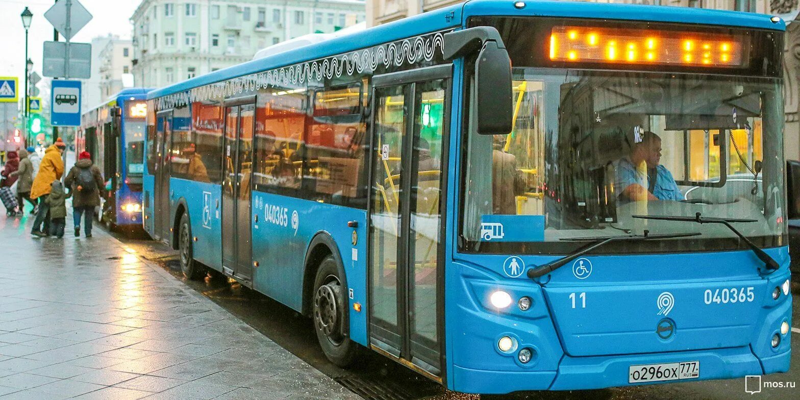 Общественный транспорт москвы сегодня. Синий автобус на остановке. Электробус москва. Остановки в москве. Общественный транспорт москвы сегодня.