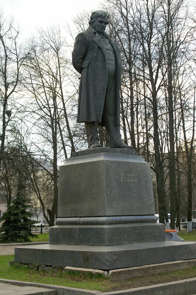 Памятники писателям в каких городах. Памятник крылову в твери. памятники писателям в твери.