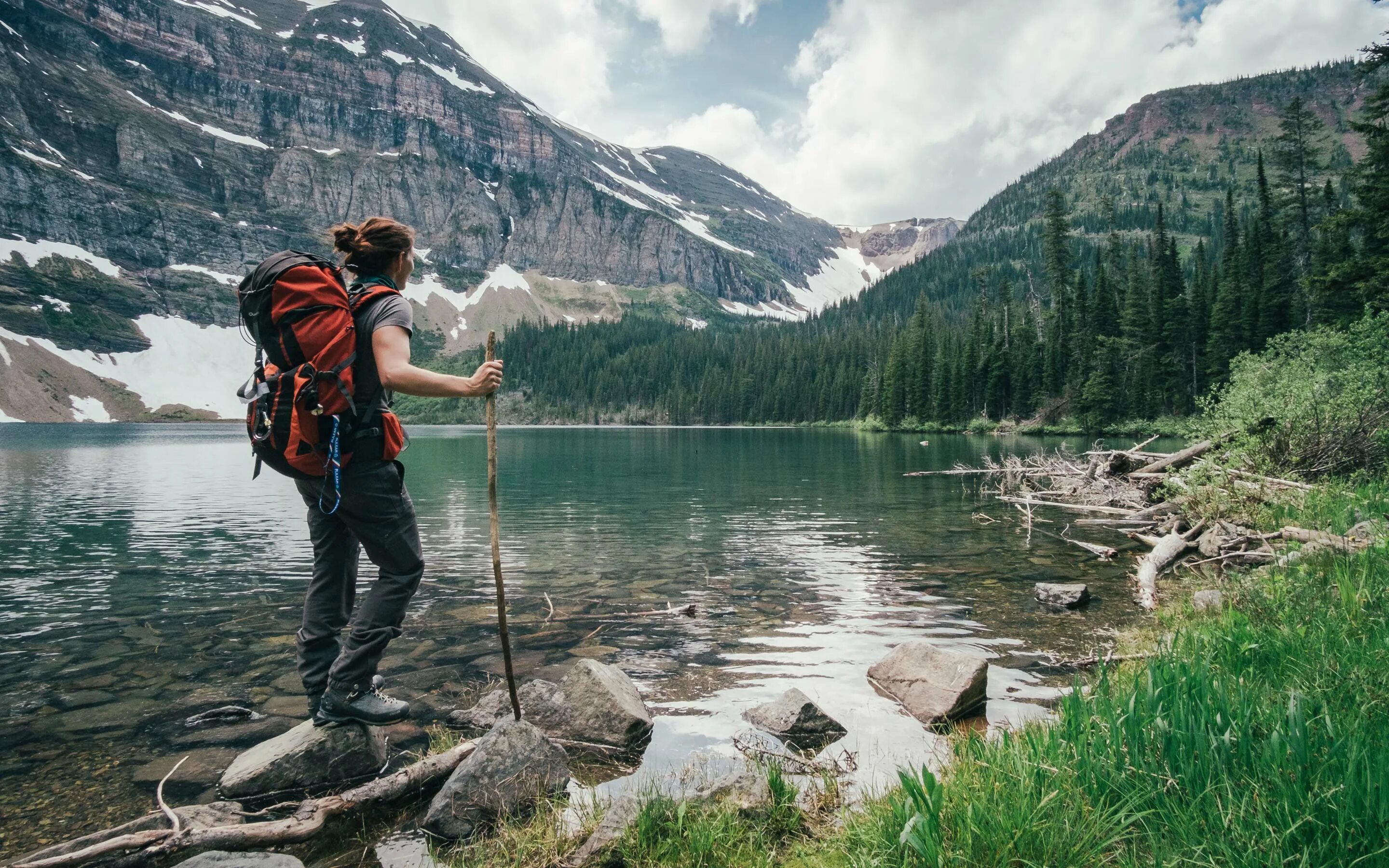 Adventure net. Треккинг хайкинг. Экотуризм Канада. Туристы в горах. Поход в горы.