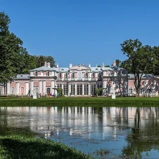В очень красивом месте стоит коралловый дворец
