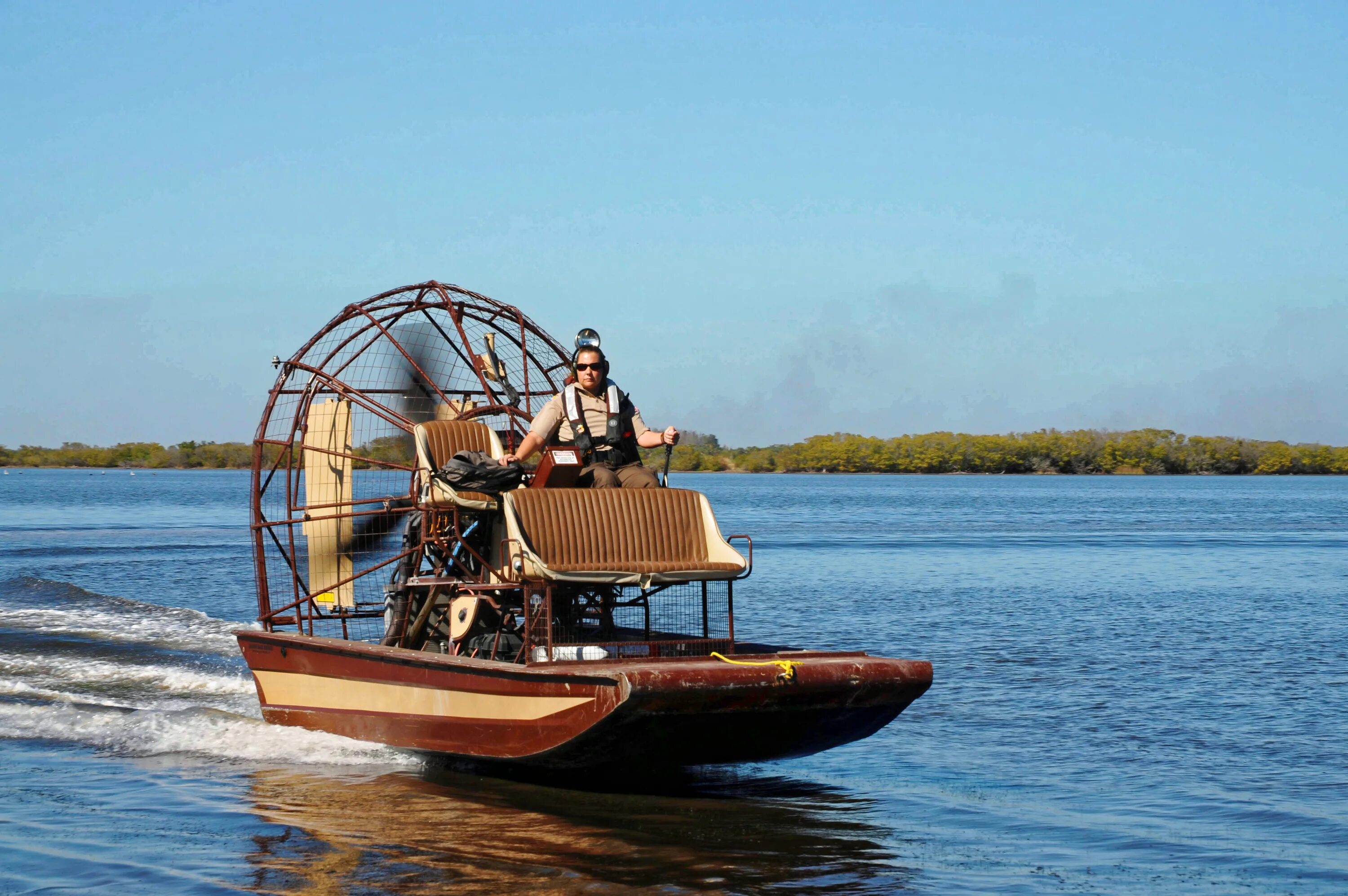 Лодка Airboat. Аэроглиссер плоскодонный. Аэроглиссер Луизиана. Речной глиссер.