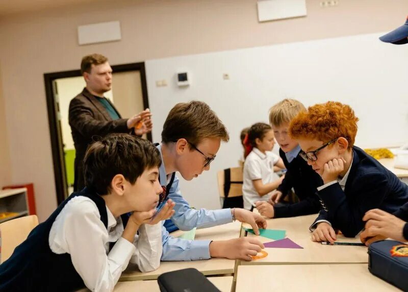 Школьники в классе россия. Ученик 4 б класса. Православная гимназия сергиев посад 1 сентября. Ученики 5 класса. Ученик 4 б класса.