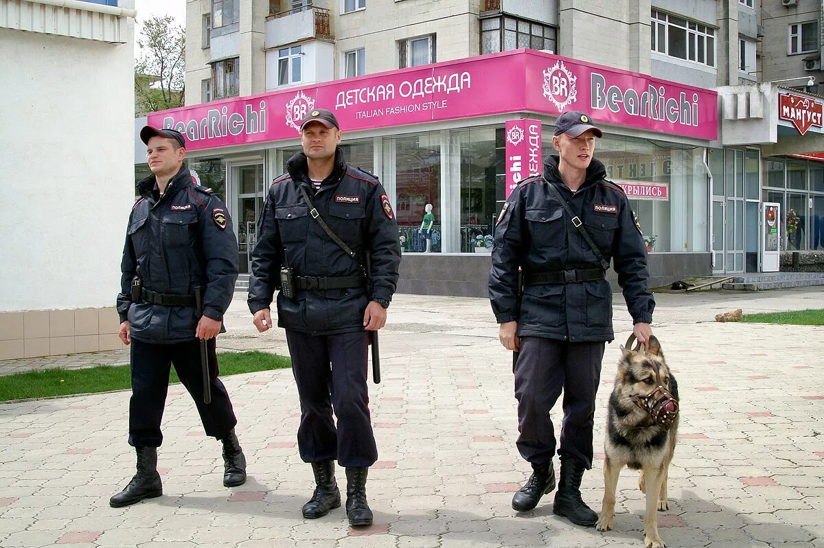 Работник по охране общественного порядка. Пеший патруль полиции. Охрана общественного порядка патруль. Полицейский охраняет. Патруль форма полиции.