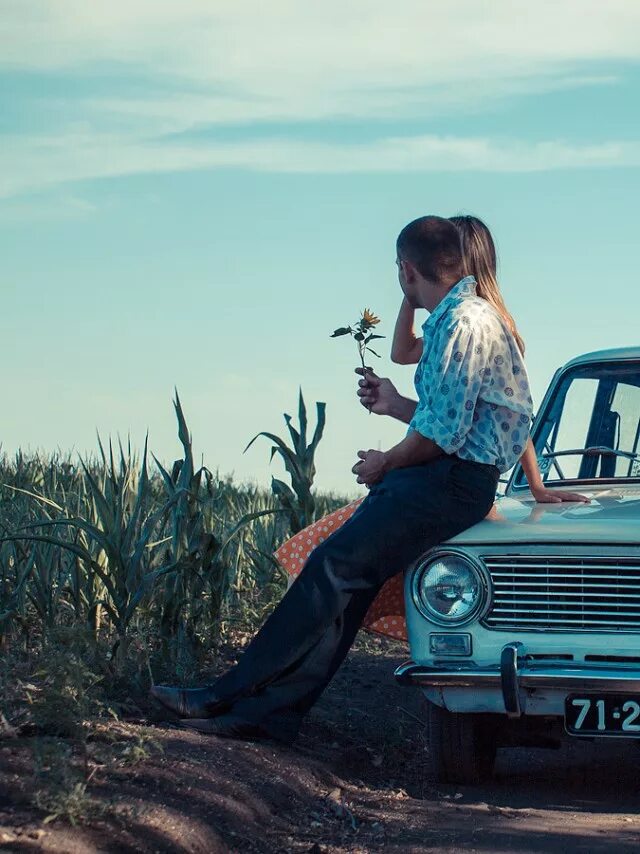 Фотосессия с машиной. Фотосессия в ретро стиле на природе. Фотосессия с машиной на природе. Фотосессия с автомобилем в поле. Лов машина