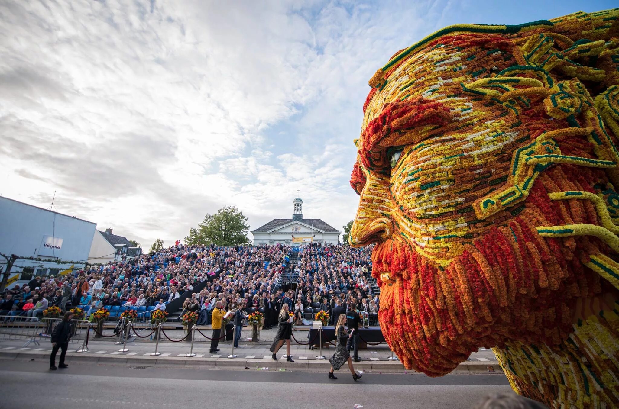 Фестиваль цветов Bloemencorso в Голландии. Парад цветов Bloemencorso в Голландии. Грот-Зюндерт Нидерланды. Фестиваль цветов Блюменкорсо. Interesting event