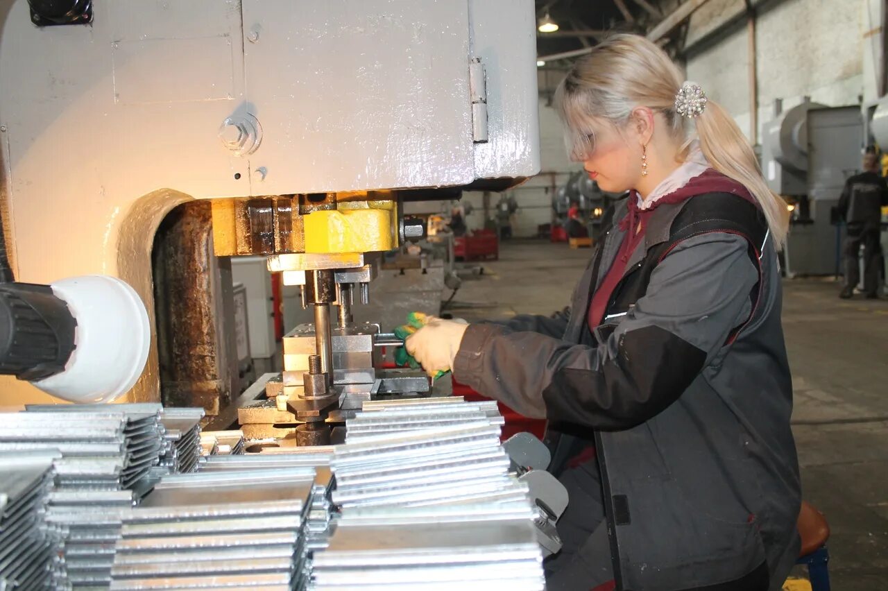 Работа прессовщик. Штамповщик криста. Штамповщик (оператор автоматической штамповочной линии). Штамповщик (оператор автоматической штамповочной линии). Штамповщик (оператор автоматической штамповочной линии).